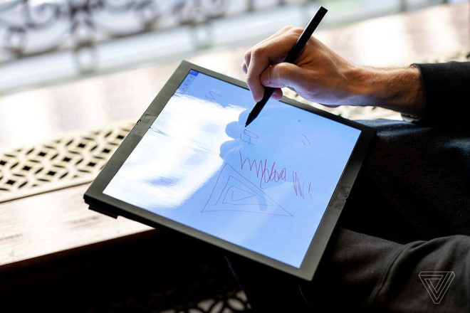 Khi nào mới có laptop màn hình gập đầu tiên trên thế giới?