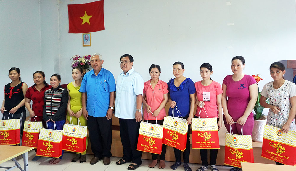 Liên đoàn Lao động tỉnh tặng quà cho công nhân lao động hoàn cảnh khó khăn