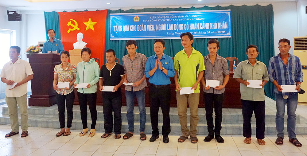 Liên đoàn Lao động tỉnh tặng quà cho công nhân lao động hoàn cảnh khó khăn