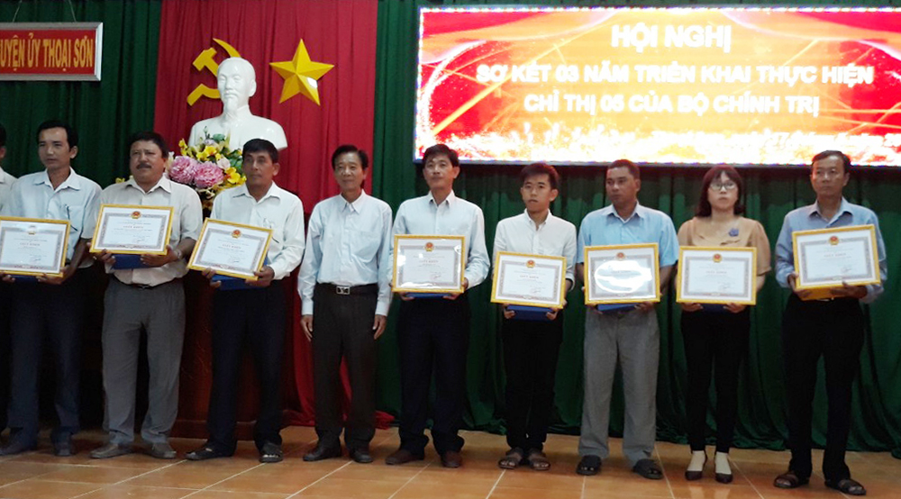 Thoại Sơn tuyên dương 41 tập thể, 23 cá nhân "Học tập và làm theo tư tưởng, đạo đức, phong cách Hồ Chí Minh" Thoại Sơn tuyên dương 41 tập thể, 23 cá nhân học tập và làm theo tư tưởng, đạo đức, phong cách Hồ Chí Minh