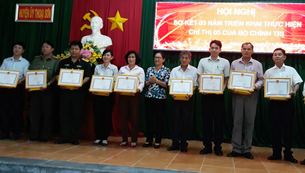 Thoại Sơn tuyên dương 41 tập thể, 23 cá nhân "Học tập và làm theo tư tưởng, đạo đức, phong cách Hồ Chí Minh" Thoại Sơn tuyên dương 41 tập thể, 23 cá nhân học tập và làm theo tư tưởng, đạo đức, phong cách Hồ Chí Minh