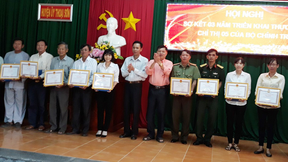 Thoại Sơn tuyên dương 41 tập thể, 23 cá nhân "Học tập và làm theo tư tưởng, đạo đức, phong cách Hồ Chí Minh" Thoại Sơn tuyên dương 41 tập thể, 23 cá nhân học tập và làm theo tư tưởng, đạo đức, phong cách Hồ Chí Minh