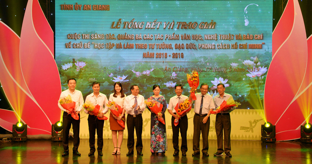 Trao giải 73 tác phẩm xuất sắc viết về chủ đề “Học tập và làm theo tư tưởng, đạo đức, phong cách Hồ Chí Minh”