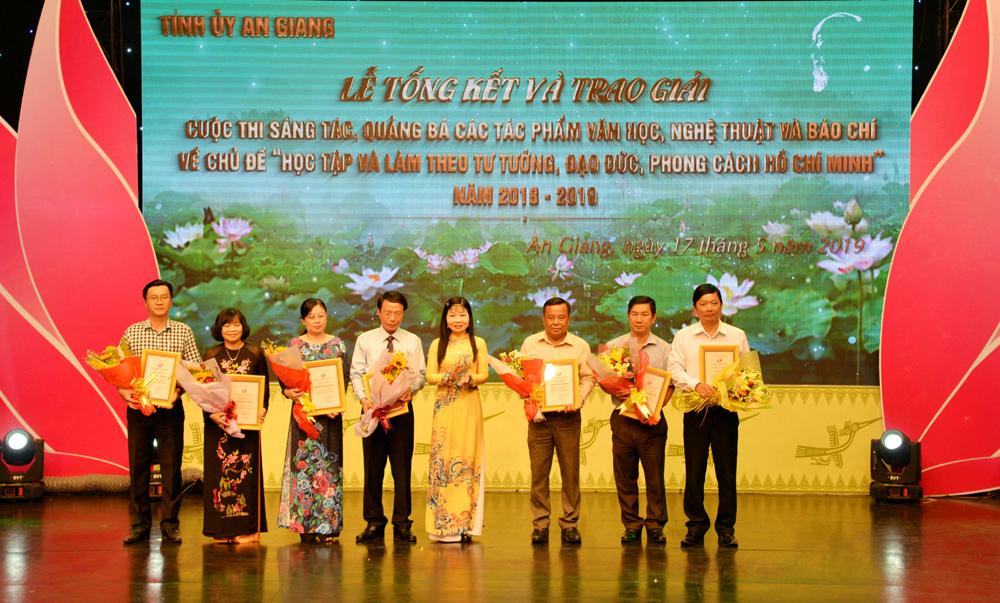 Trao giải 73 tác phẩm xuất sắc viết về chủ đề “Học tập và làm theo tư tưởng, đạo đức, phong cách Hồ Chí Minh”
