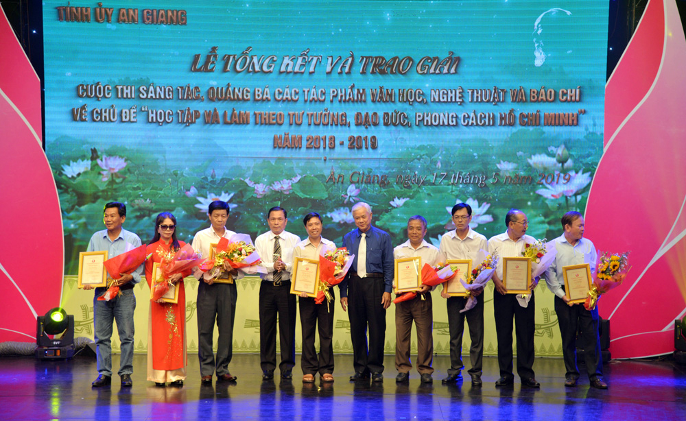 Trao giải 73 tác phẩm xuất sắc viết về chủ đề “Học tập và làm theo tư tưởng, đạo đức, phong cách Hồ Chí Minh”