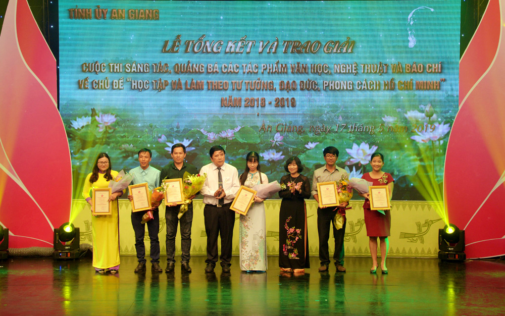 Trao giải 73 tác phẩm xuất sắc viết về chủ đề “Học tập và làm theo tư tưởng, đạo đức, phong cách Hồ Chí Minh”