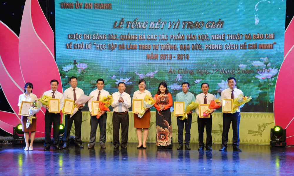 Trao giải 73 tác phẩm xuất sắc viết về chủ đề “Học tập và làm theo tư tưởng, đạo đức, phong cách Hồ Chí Minh”