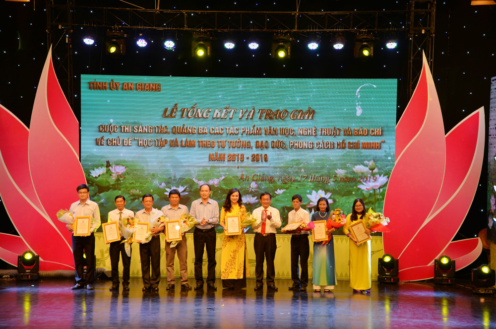 Trao giải 73 tác phẩm xuất sắc viết về chủ đề “Học tập và làm theo tư tưởng, đạo đức, phong cách Hồ Chí Minh”