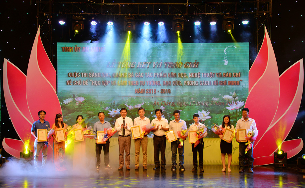 Trao giải 73 tác phẩm xuất sắc viết về chủ đề “Học tập và làm theo tư tưởng, đạo đức, phong cách Hồ Chí Minh”