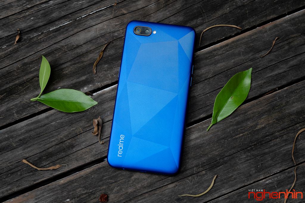 Mở hộp Realme C2 mặt lưng vân kim cương có giá dưới 3 triệu đồng