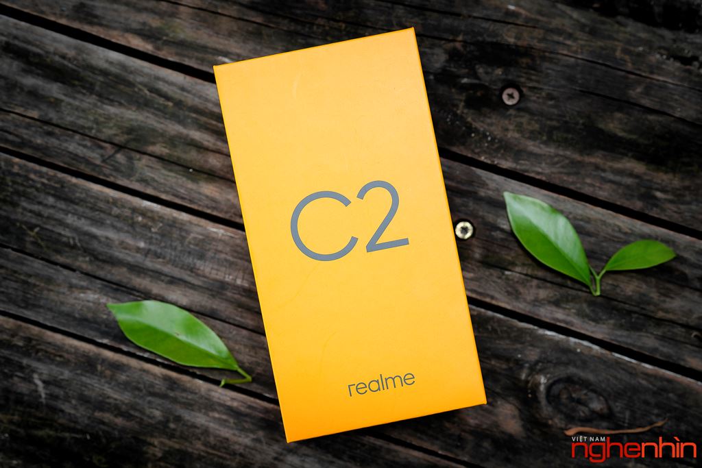 Mở hộp Realme C2 mặt lưng vân kim cương có giá dưới 3 triệu đồng