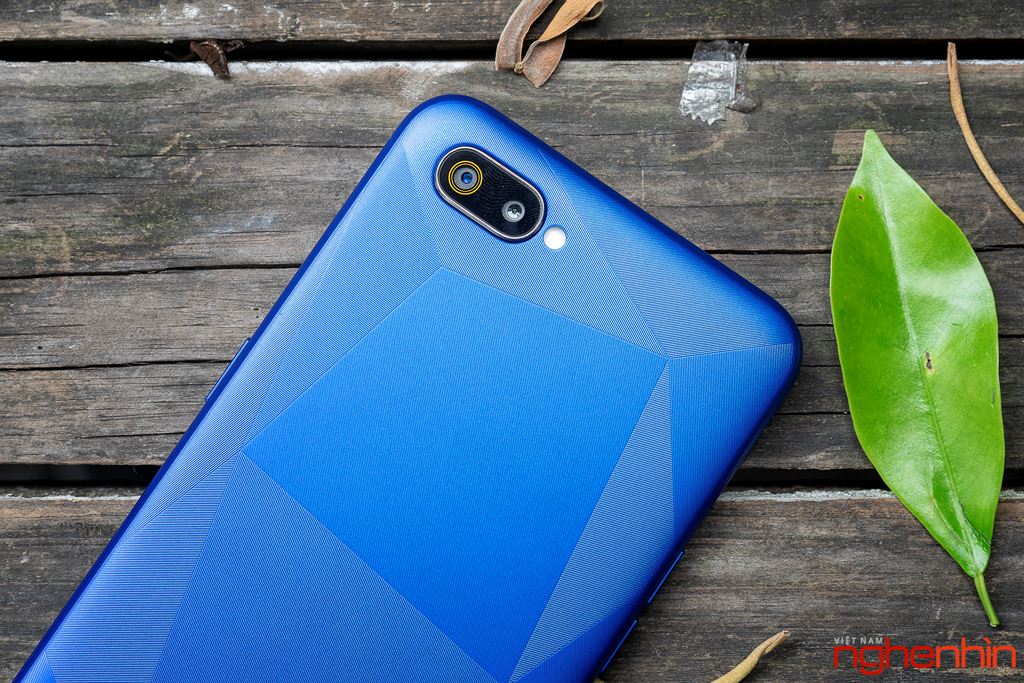 Mở hộp Realme C2 mặt lưng vân kim cương có giá dưới 3 triệu đồng