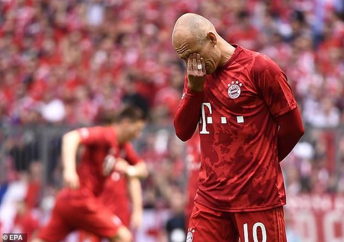 Bayern Munich vô địch Bundesliga, Robben ôm Ribery rơi nước mắt nói lời chia tay
