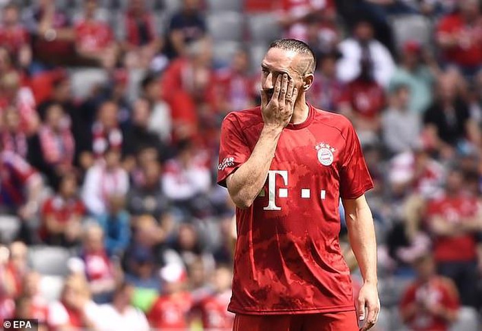 Bayern Munich vô địch Bundesliga, Robben ôm Ribery rơi nước mắt nói lời chia tay