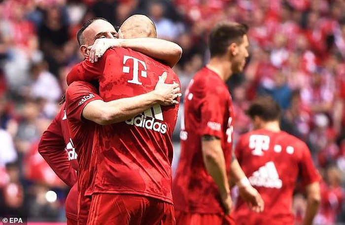 Bayern Munich vô địch Bundesliga, Robben ôm Ribery rơi nước mắt nói lời chia tay