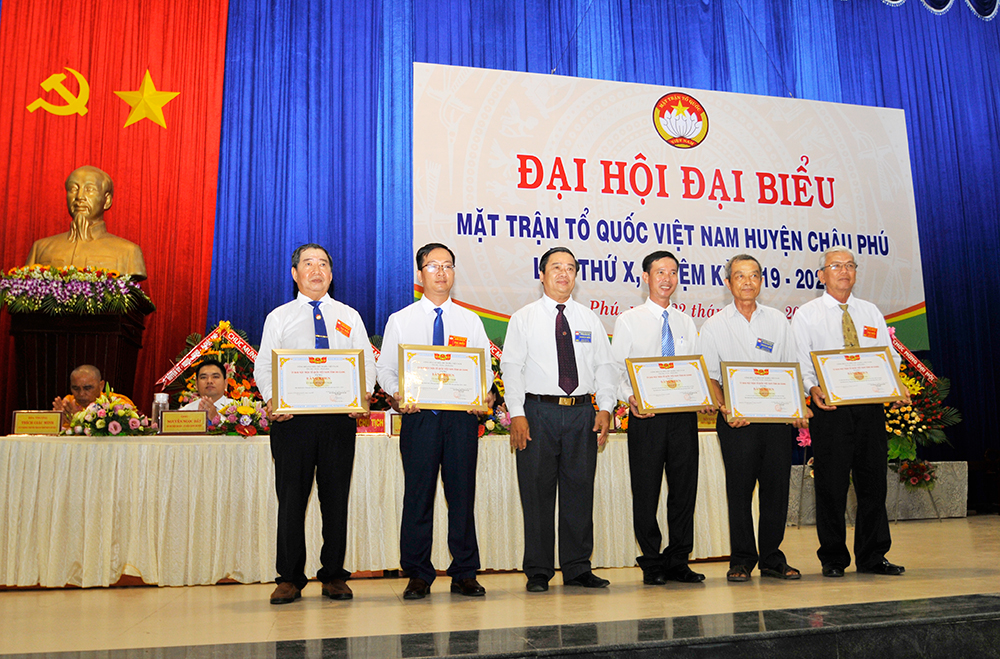 61 đại biểu tham gia Ban Chấp hành UBMTTQ Việt Nam huyện Châu Phú, nhiệm kỳ 2019-2024 61 vị tham gia Ban Chấp hành UBMTTQ Việt Nam huyện Châu Phú, nhiệm kỳ 2019-2024