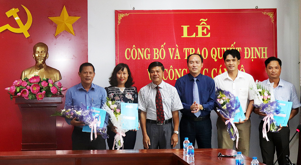 Châu Đốc trao quyết định điều động cán bộ thuộc diện Ban Thường vụ Thành ủy quản lý Châu Đốc trao quyết định điều động cán bộ thuộc diện Ban Thường vụ Thành ủy quản lý