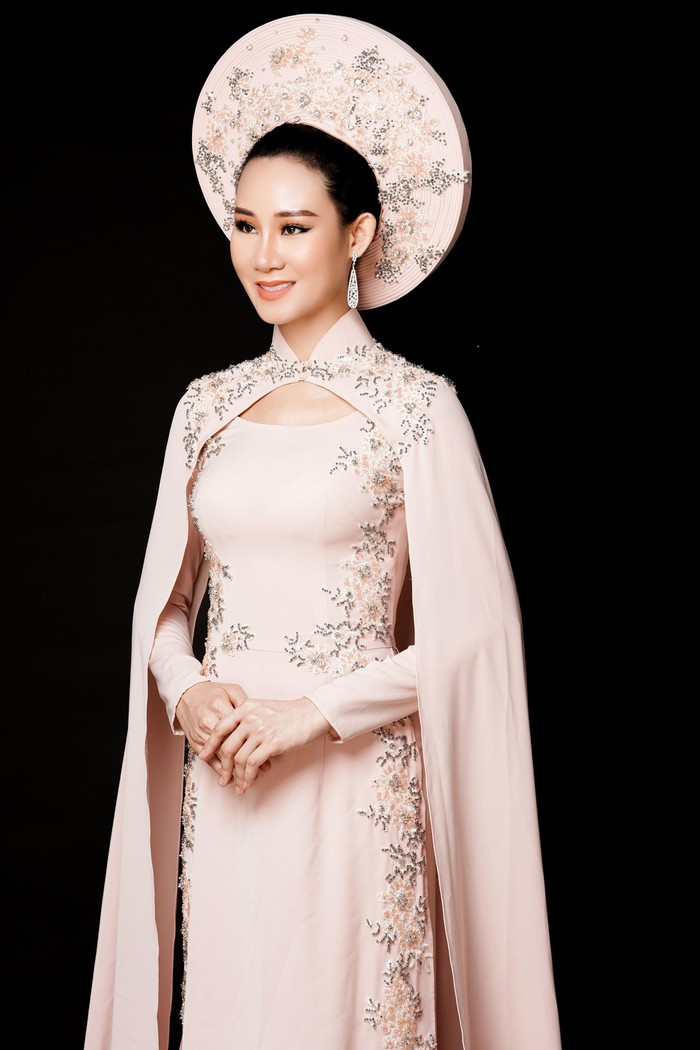 Phạm Lan Anh chọn áo dài tranh tài tại Hoa hậu Du lịch Thế giới 2019