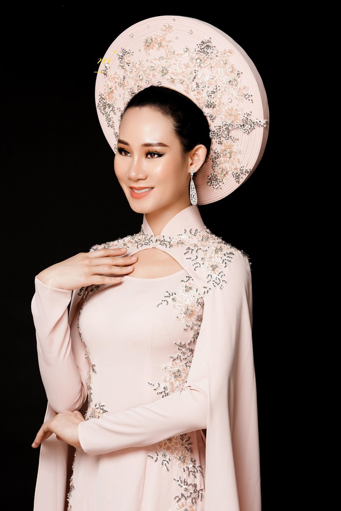 Phạm Lan Anh chọn áo dài tranh tài tại Hoa hậu Du lịch Thế giới 2019