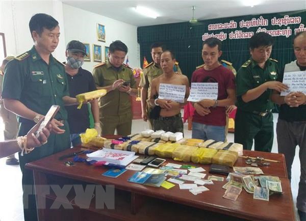 Bắt giữ 3 đối tượng vận chuyển 100.000 viên ma túy từ Lào về Việt Nam