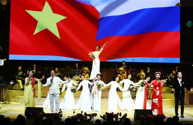 Thủ tướng Nguyễn Xuân Phúc và Thủ tướng Nga Dmitri A. Medvedev dự lễ khai mạc Năm hữu nghị chéo Việt - Nga