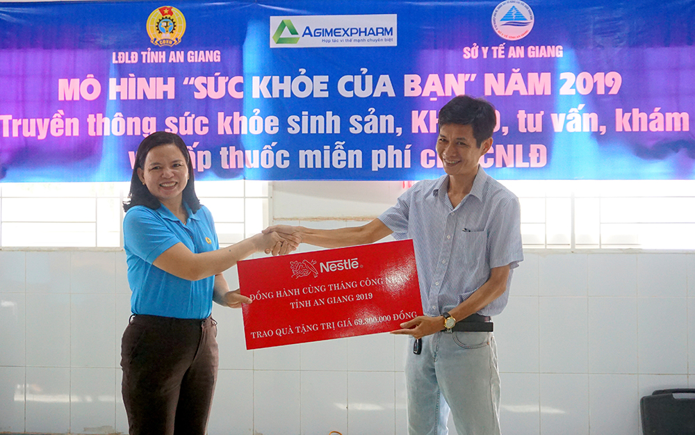 300 công nhân tham gia mô hình “Sức khỏe của bạn” và khám bệnh miễn phí 300 công nhân tham gia mô hình “Sức khỏe của bạn” và khám bệnh miễn phí