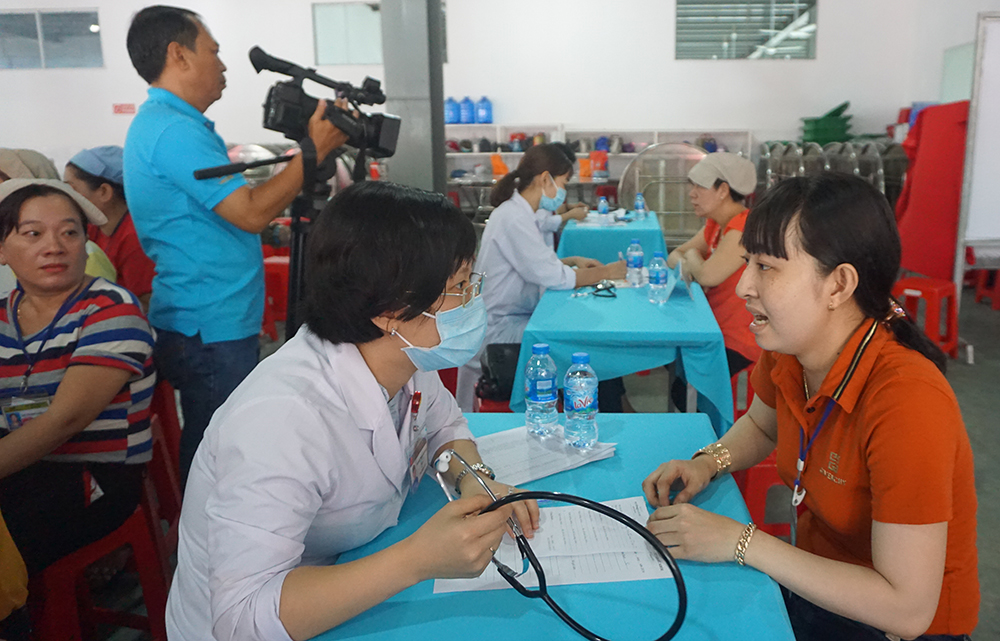300 công nhân tham gia mô hình “Sức khỏe của bạn” và khám bệnh miễn phí 300 công nhân tham gia mô hình “Sức khỏe của bạn” và khám bệnh miễn phí