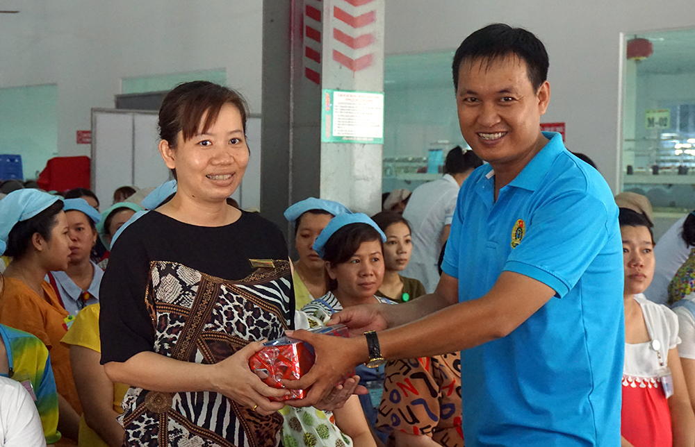 300 công nhân tham gia mô hình “Sức khỏe của bạn” và khám bệnh miễn phí 300 công nhân tham gia mô hình “Sức khỏe của bạn” và khám bệnh miễn phí
