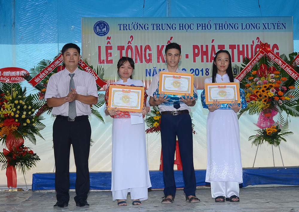 Trường PTTH Long Xuyên tổng kết năm học 2018- 2019 Khen thưởng giáo viên, học sinh có nhiều thành tích trong năm học 2018- 2019