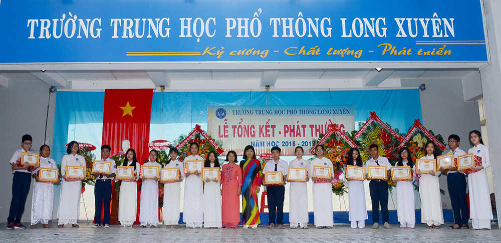 Trường PTTH Long Xuyên tổng kết năm học 2018- 2019 Khen thưởng giáo viên, học sinh có nhiều thành tích trong năm học 2018- 2019