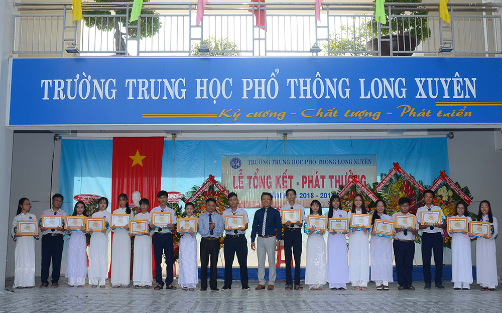Trường PTTH Long Xuyên tổng kết năm học 2018- 2019 Khen thưởng giáo viên, học sinh có nhiều thành tích trong năm học 2018- 2019