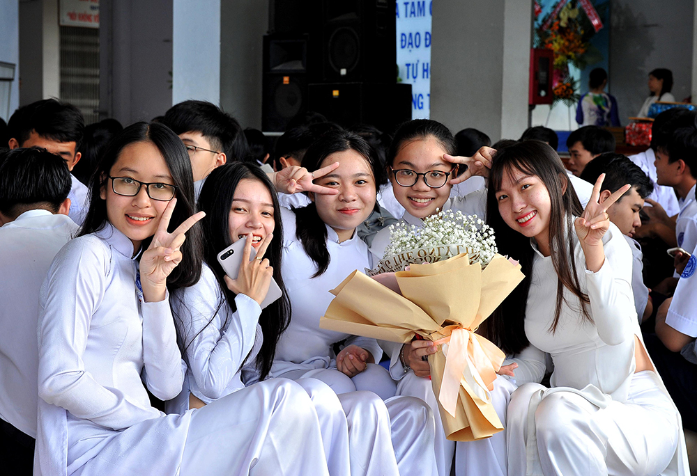 Trường PTTH Long Xuyên tổng kết năm học 2018- 2019 Khen thưởng giáo viên, học sinh có nhiều thành tích trong năm học 2018- 2019