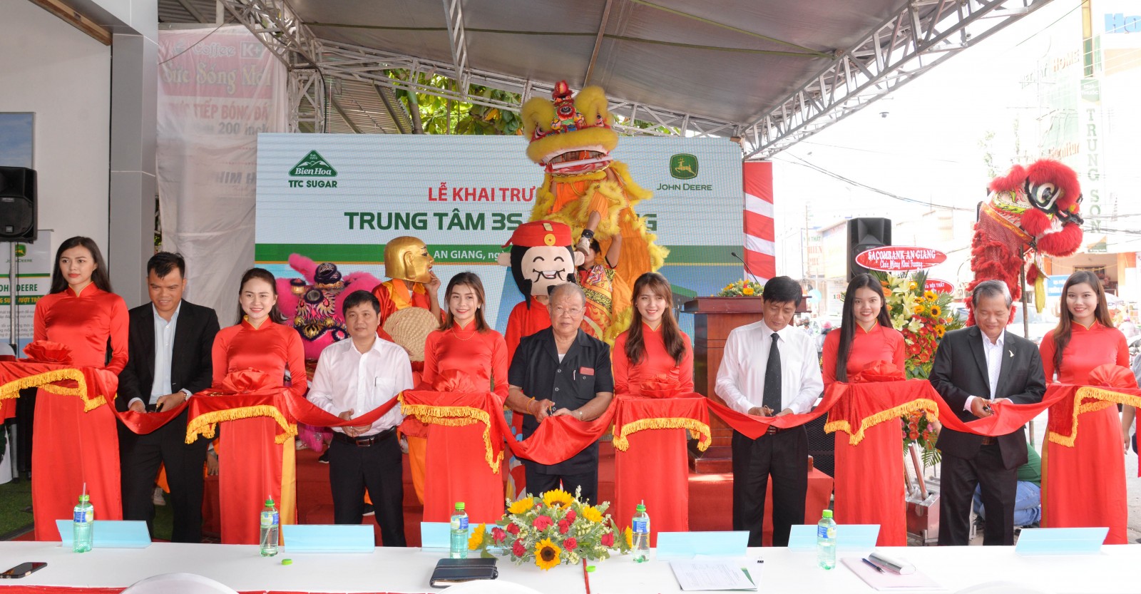 Công ty Cổ phần Thành Thành Công – Biên Hòa khai trương Trung tâm 3S – An Giang Các đại biểu cắt băng khai trương Trung tâm 3S – An Giang