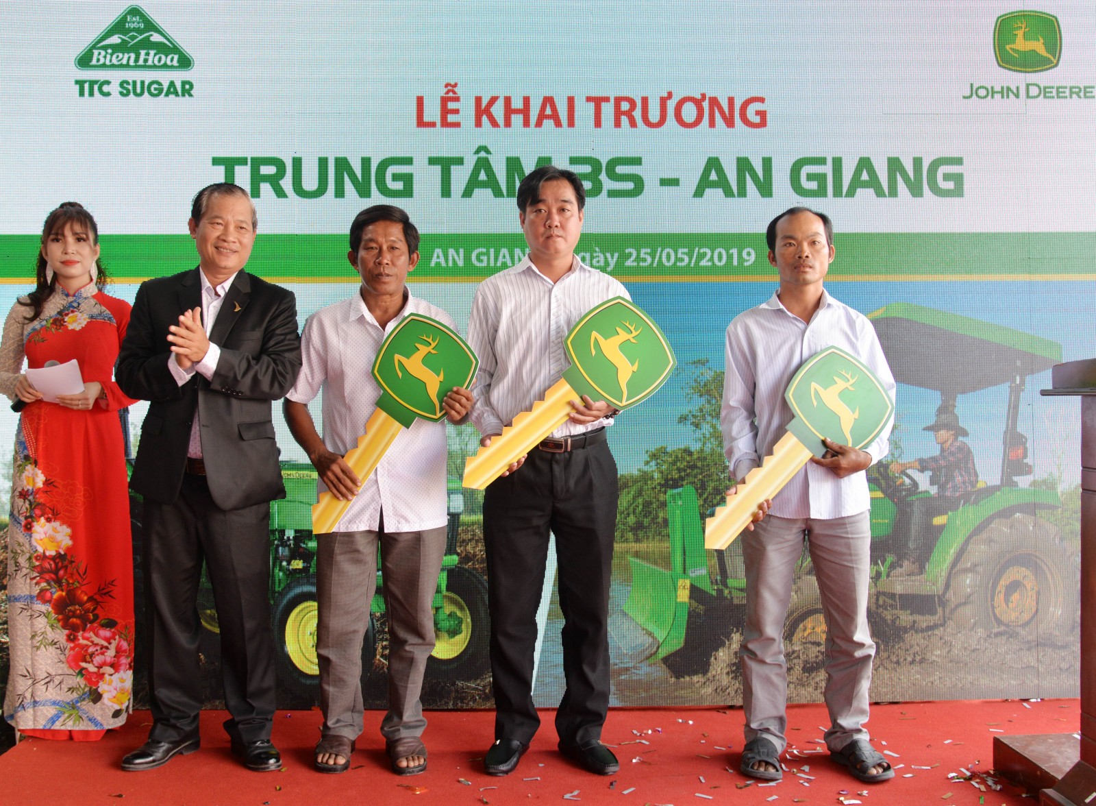 Công ty Cổ phần Thành Thành Công – Biên Hòa khai trương Trung tâm 3S – An Giang Giám đốc phát triển Công ty Cổ phần Thành Thành Công – Biên Hòa Nguyễn Bá Chủ trao chìa khóa đến tay các khách hàng mua máy đầu tiên của Trung tâm 3S - An Giang