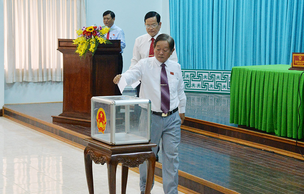 HĐND tỉnh khóa IX bầu ông Nguyễn Thanh Bình giữ chức Chủ tịch UBND tỉnh, nhiệm kỳ 2016-2021