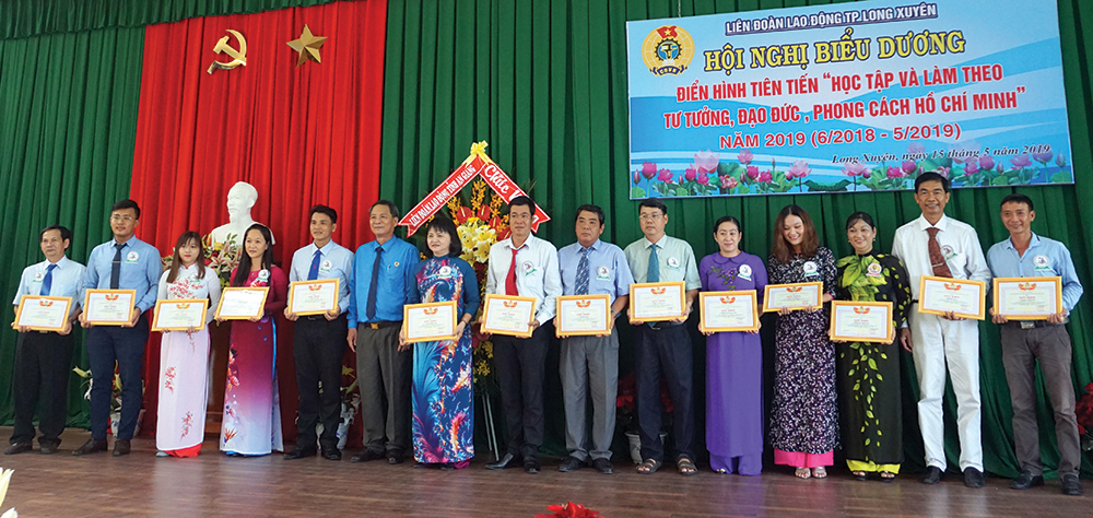 Long Xuyên học tập theo gương Bác phục vụ lợi ích nhân dân