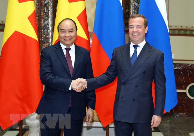 Thủ tướng kết thúc tốt đẹp thăm chính thức Nga, Na Uy và Thụy Điển Thủ tướng Liên bang Nga Dmitri Medvedev đón Thủ tướng Nguyễn Xuân Phúc. (Ảnh: Thống Nhất/TTXVN)