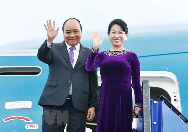 Thủ tướng kết thúc tốt đẹp thăm chính thức Nga, Na Uy và Thụy Điển Thủ tướng Nguyễn Xuân Phúc và Phu nhân vẫy chào các đại biểu ra tiễn tại sân bay quốc tế Stockholm Arlanda. (Ảnh: Thống Nhất/TTXVN)