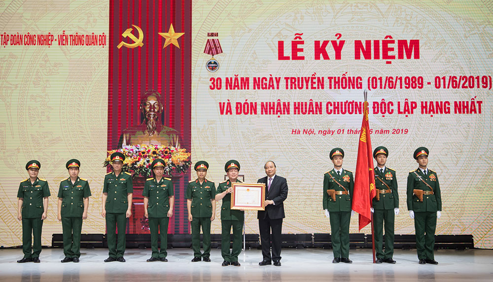 Tập đoàn Công nghiệp - Viễn thông quân đội kỷ niệm 30 năm thành lập và tuyên bố mục tiêu kiến tạo xã hội số Thừa ủy quyền của Chủ tịch nước, Thủ tướng Nguyễn Xuân Phúc trao Huân chương Độc lập hạng Nhất cho Tập đoàn Viettel