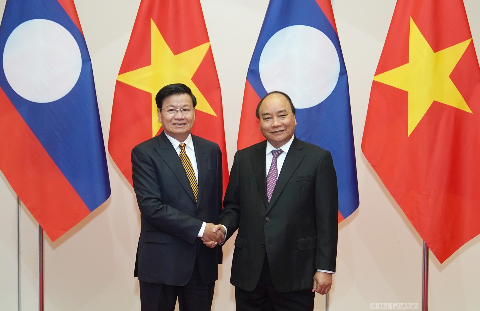Thủ tướng Nguyễn Xuân Phúc tiếp Thủ tướng Lào Thủ tướng Nguyễn Xuân Phúc và Thủ tướng Lào Thongloun Sisoulith. Ảnh VGP/Quang Hiếu