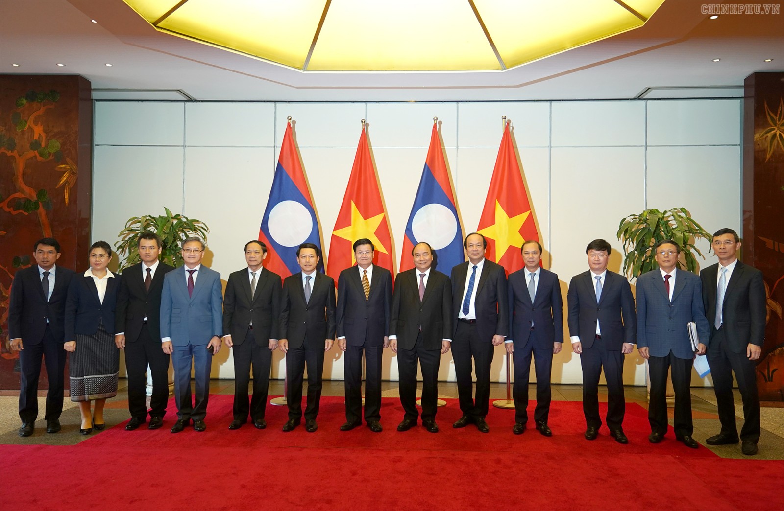 Thủ tướng Nguyễn Xuân Phúc tiếp Thủ tướng Lào