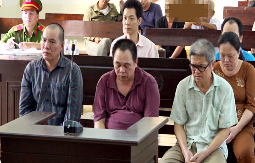 Xét xử nhóm mua bán USD giả: Những “chân rết” trong đường dây