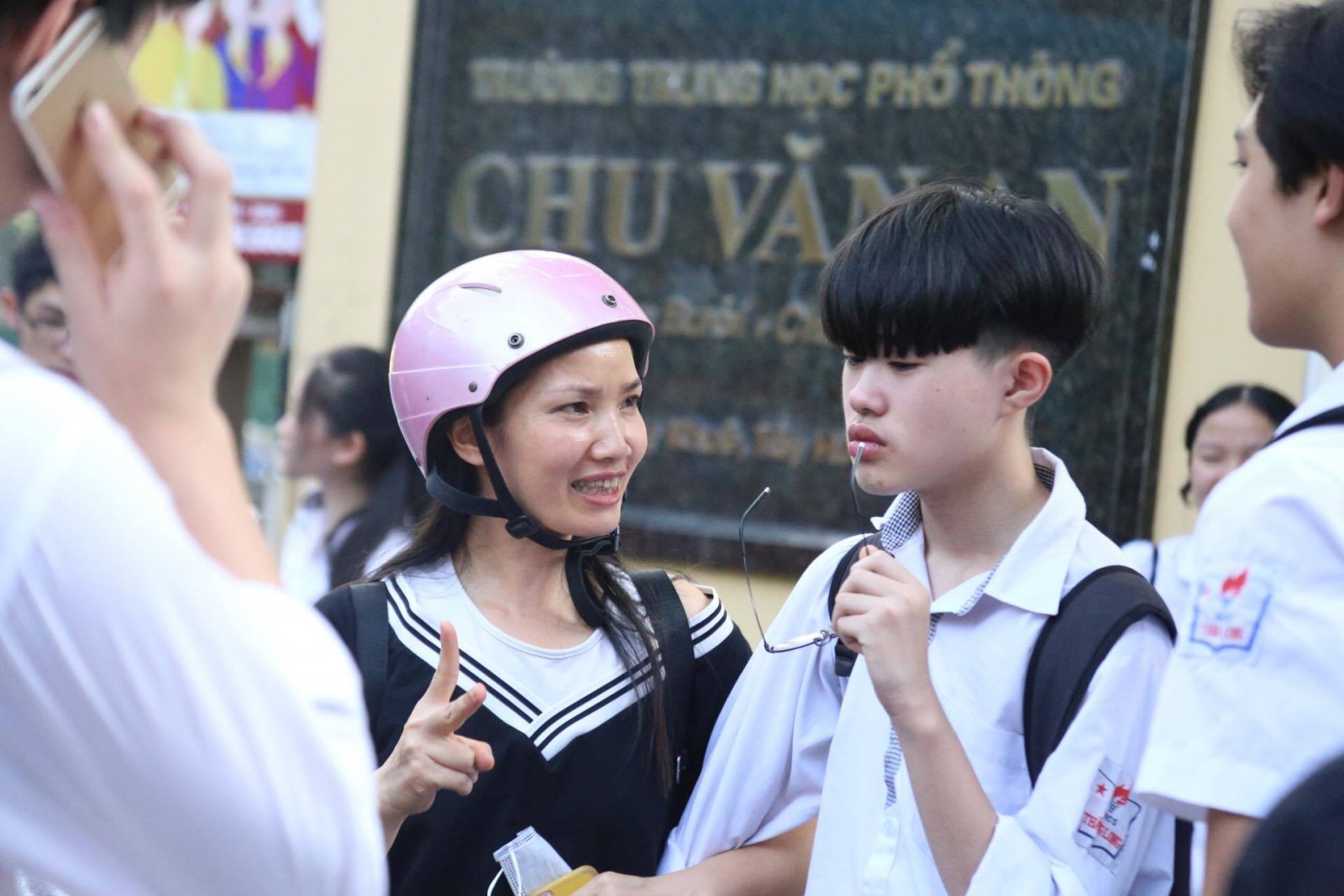 "Hết thi rồi, về nhà thôi con nhé..."