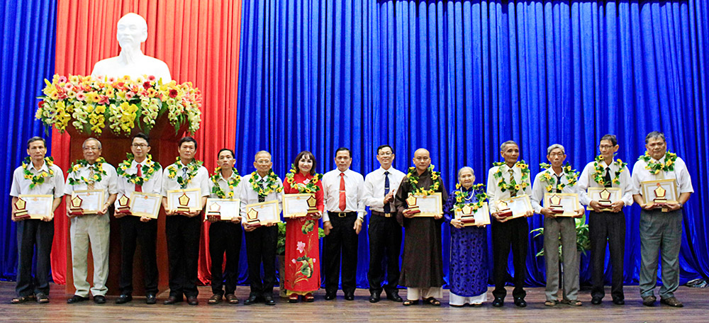Những “bông hoa đẹp” của “vườn hoa” Long Xuyên Bí thư Thành ủy, Chủ tịch UBND TP. Long Xuyên Phạm Thành Thái trao giấy khen và logo cho gương điển hình