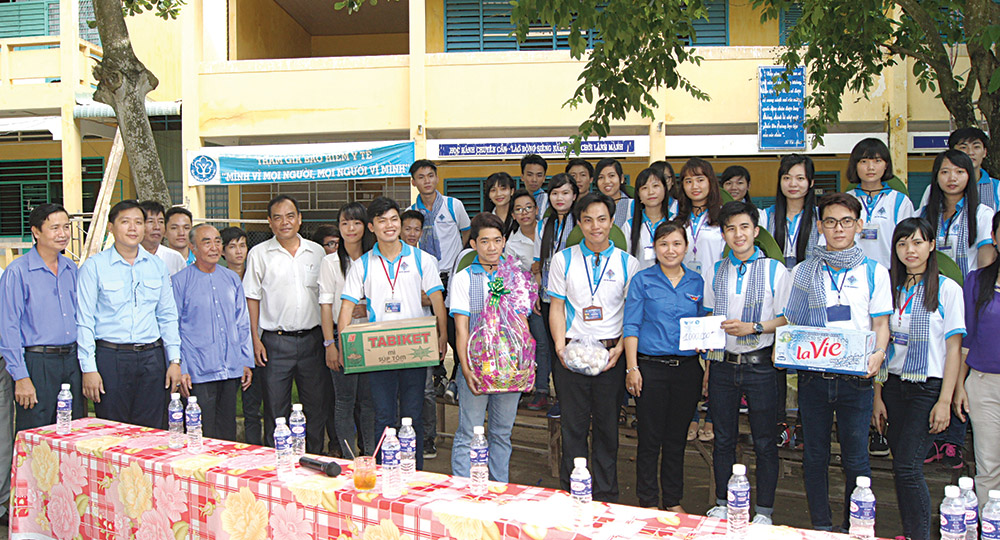 Mùa hè tình nguyện Sinh viên tham gia chiến dịch hè tình nguyện