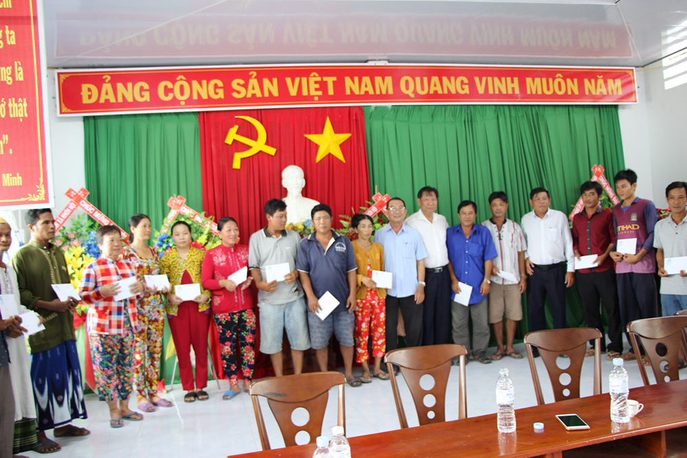 Lãnh đạo tỉnh thăm các hộ bị thiệt hại do lốc xoáy ở An Phú Phó Chủ tịch UBND tỉnh Trần Anh Thư, Chủ nhiệm Ủy ban Kiểm tra Tỉnh ủy Hồ Văn Răng thăm các hộ dân bị thiệt hại lốc xoáy ở An Phú