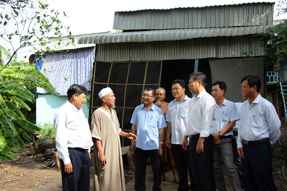 Lãnh đạo tỉnh thăm các hộ bị thiệt hại do lốc xoáy ở An Phú Phó Chủ tịch UBND tỉnh Trần Anh Thư, Chủ nhiệm Ủy ban Kiểm tra Tỉnh ủy Hồ Văn Răng thăm các hộ dân bị thiệt hại lốc xoáy ở An Phú