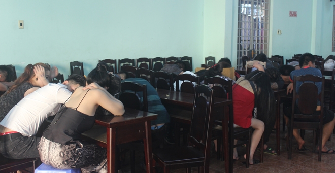 Tạm giữ 47 đối tượng “phê” ma túy ở quán karaoke lúc rạng sáng