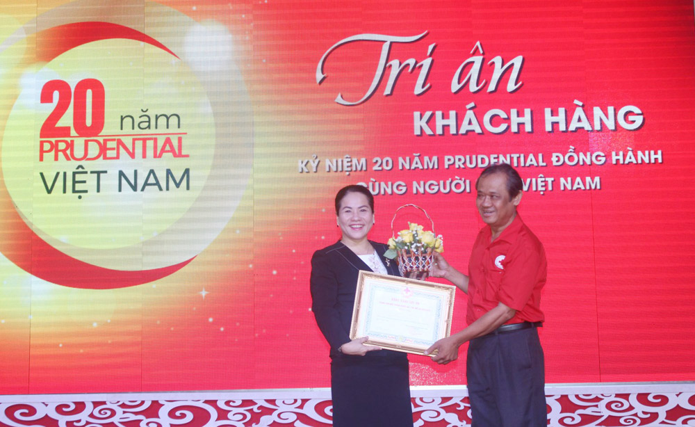 Prudential Việt Nam trao 20 xe đạp cho học sinh nghèo TP. Châu Đốc