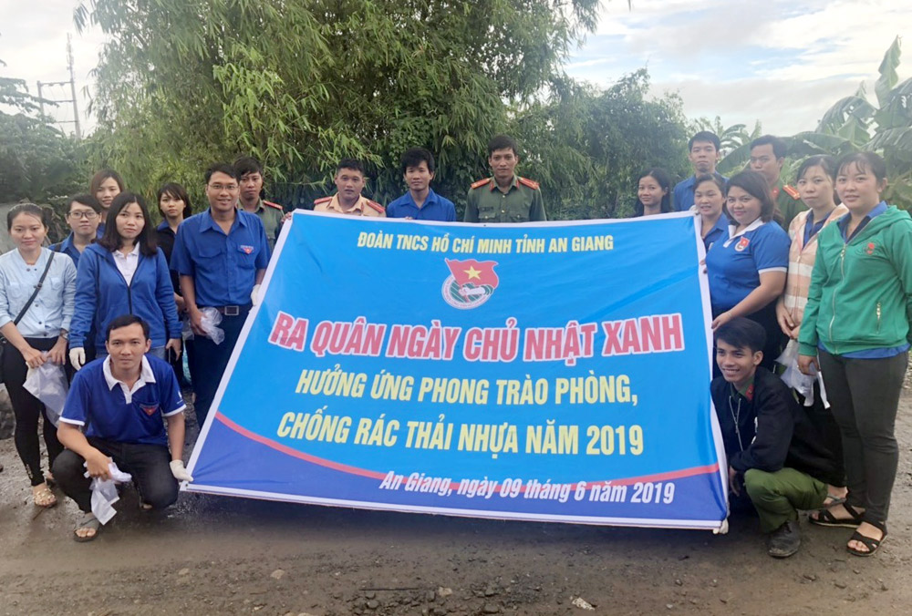 Huyện Phú Tân đồng loạt ra quân ngày “Chủ nhật xanh”